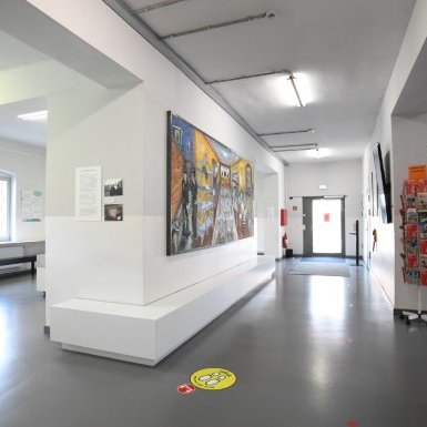 Ausstellungsfoyer mit Kasse, Shop, behindertengerechtem WC und kleinem Café_Foto: Werbeagentur Schröter