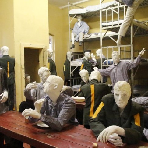 Rekonstruierte 1970er-Jahre-Zelle mit Kunstinstallation_Foto: Menschenrechtszentrum Cottbus e. V.