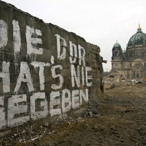 Mauer der Brücke Rathausstraße vor dem Berliner Dom im Jahr 2008 _ Foto von Arno Burgi (Klein)