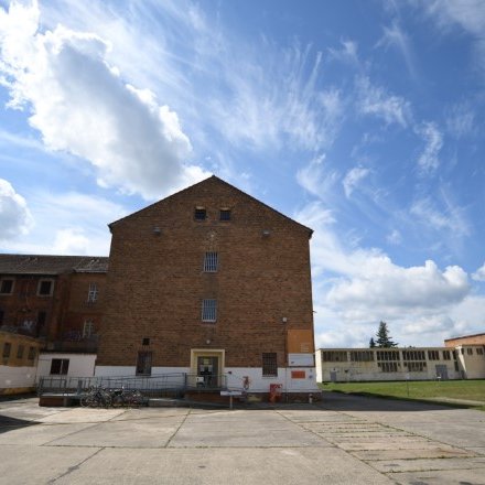 Haupteingang der Gedenkstätte mit Rollstuhlrampe_Foto_Werbeagentur Schröter