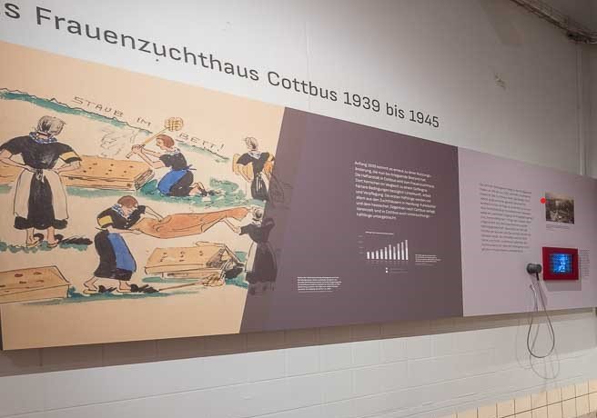 Zeichnung von Frauen, die zur NS-Zeit in Cottbus im Gefängnis waren und im Gefängnis arbeiten mussten.